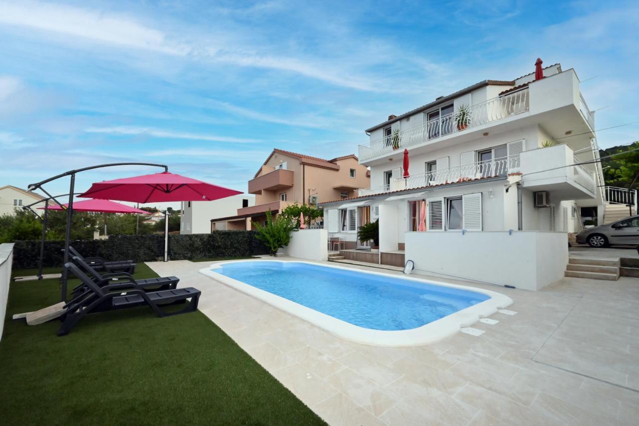 Apartments Mihovilovic - 50 M From Beach Slatine Eksteriør billede