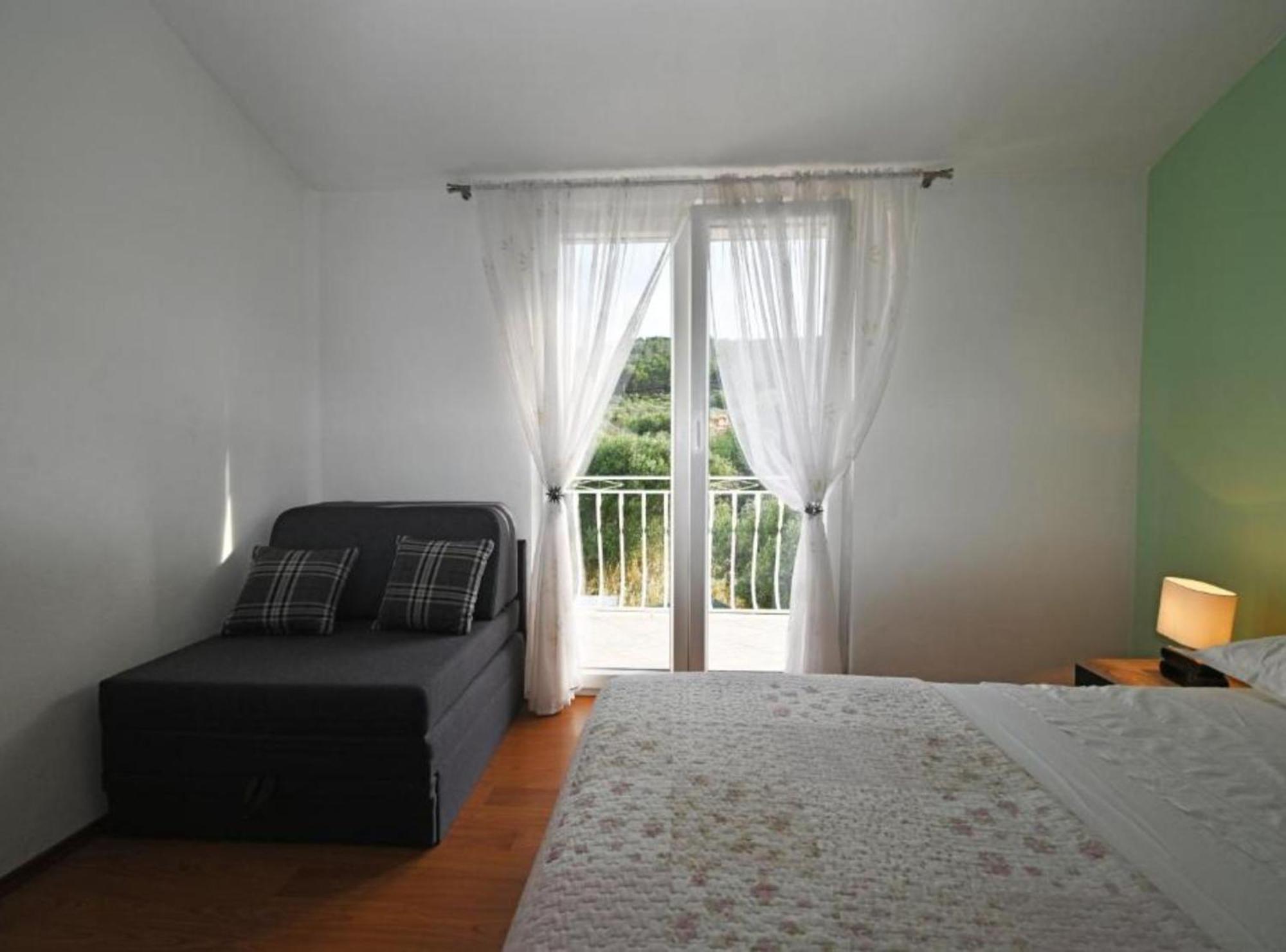 Apartments Mihovilovic - 50 M From Beach Slatine Eksteriør billede